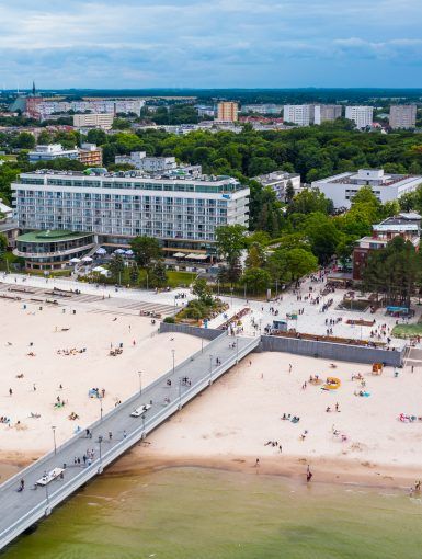 widok na Plażę Centralną i molo w Kołobrzegu z lotu ptaka