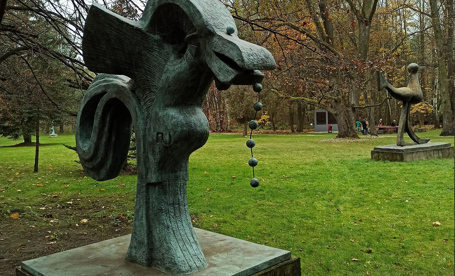 Miejsca na spacer w okolicy Warszawy - Ogród Rzeźb Juana Soriano we wsi Owczarnia