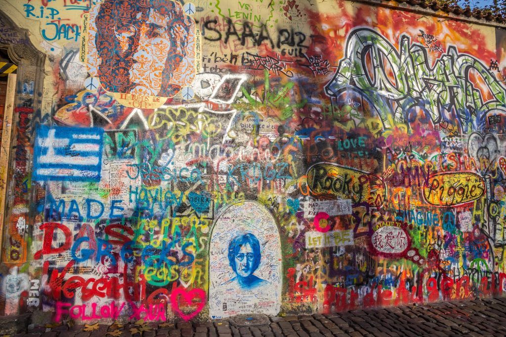 Atrakcje Pragi - Ściana Johna Lennona