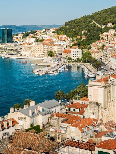 Widok na miasto Split nad Morzem Adriatyckim w Chorwacji