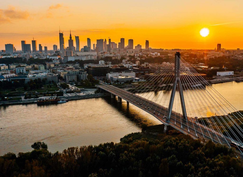 Widok na Most Świętokrzyski oraz panoramę miasta w Warszawie