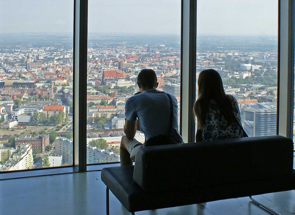 Para na tarasie widokowym Sky Tower we Wrocławiu