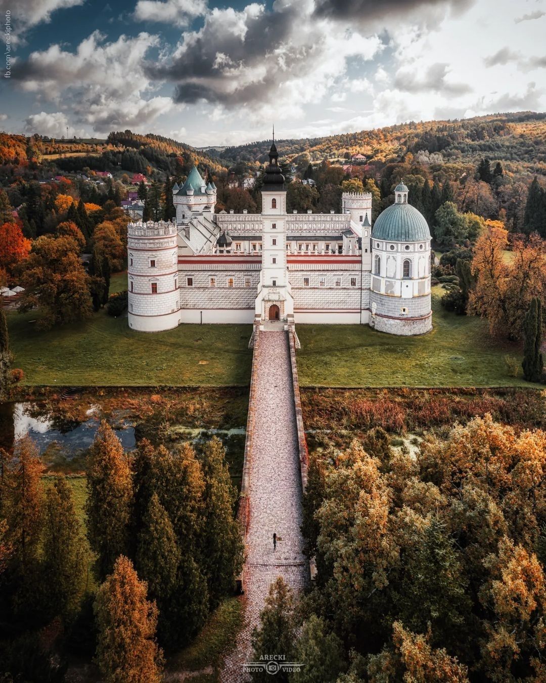 Wiecie, że w Polsce są aż 402 zamki! Macie swój ulubiony?⁠
Dziś prezentujemy Zamek w Krasiczynie, w ujęciu @areckinthesky⁠
⁠
 #zamek #castle #polskiezamki #zabytki #krasiczyn #zamekwkrasiczynie #drone #droneview #droneoftheday #jesień #fall #autumn